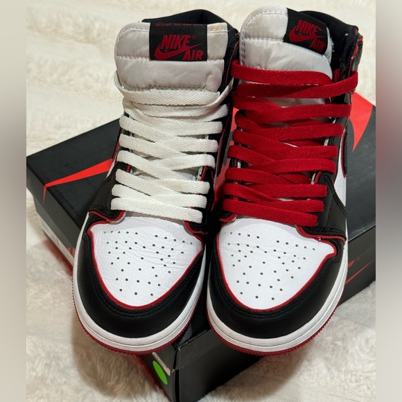 Jordan 1 Retro High
Bloodline (GS) SIZE 4 - Picture 12 of 12